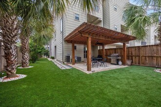 5210 Lillian St in Houston, TX - Building Photo - Building Photo