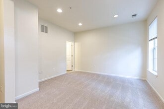 1308 Ray Ln in Glen Burnie, MD - Foto de edificio - Building Photo