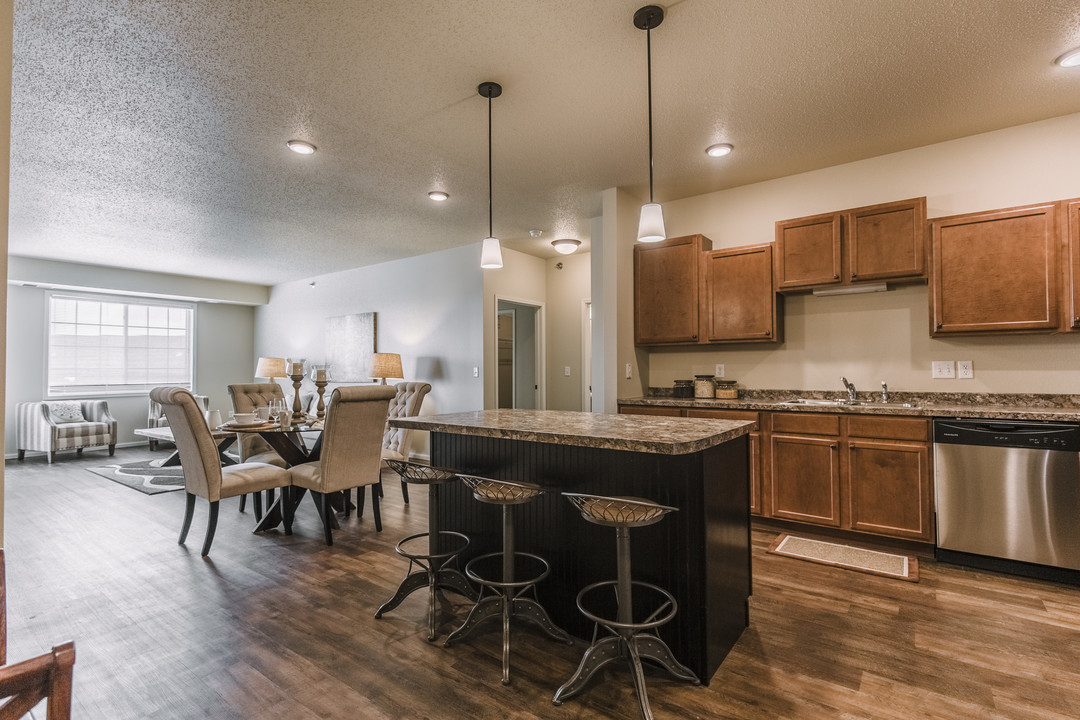 Lakewood Crossing Apartments in Mandan, ND - Building Photo