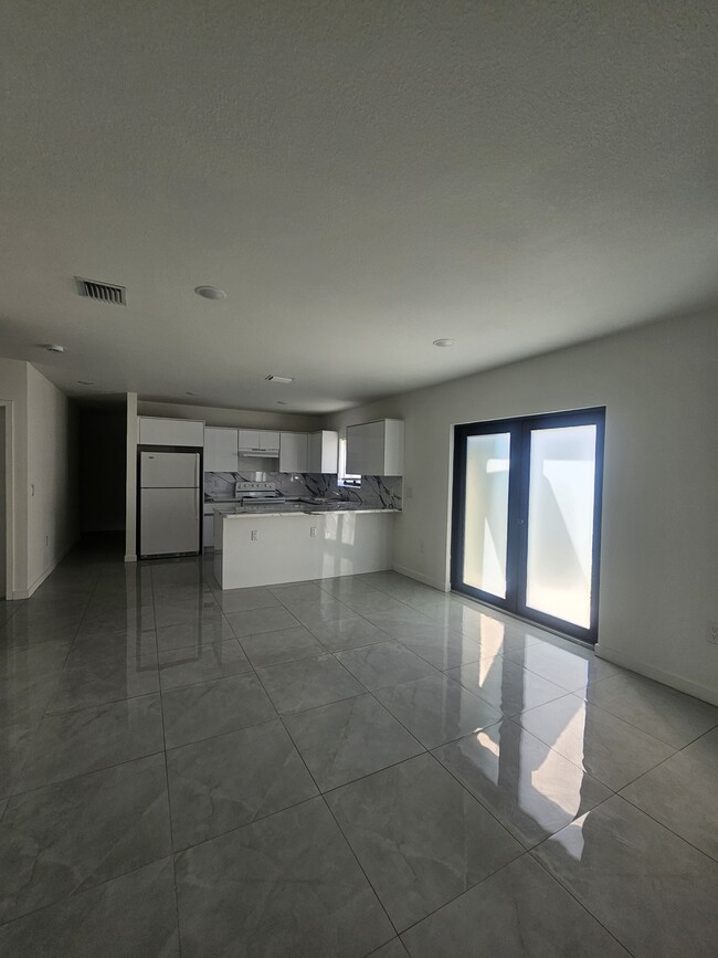 2976 NW 48th St in Miami, FL - Building Photo - Building Photo