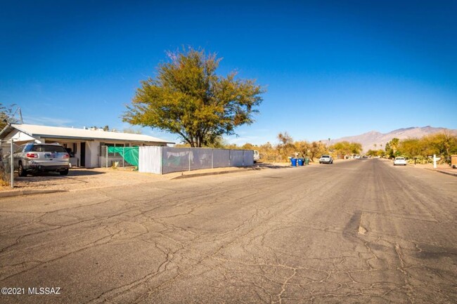 2137 N Belvedere Ave in Tucson, AZ - Building Photo - Building Photo