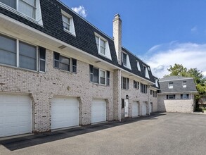 Village on the Green Apartments in River Vale, NJ - Foto de edificio - Building Photo