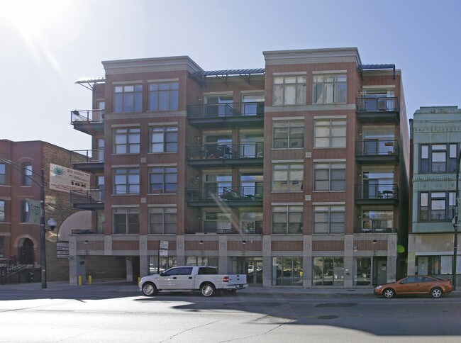 3260 N Clark St in Chicago, IL - Building Photo - Building Photo