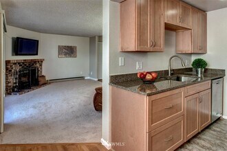 14306 126th Avenue Northeast, Unit E105 in Kirkland, WA - Building Photo - Building Photo