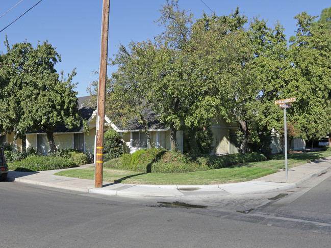 Dove's Nest Apartments in Clovis, CA - Building Photo - Building Photo