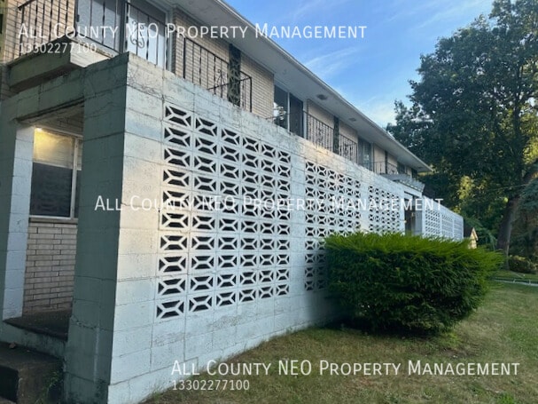 1376 Forest Glen Dr in Cuyahoga Falls, OH - Building Photo - Building Photo