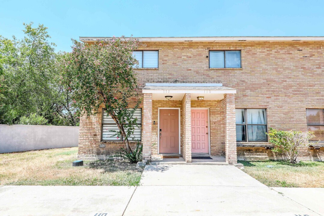 112 Merlin Rd in Laredo, TX - Building Photo