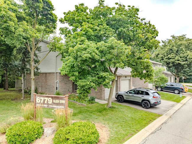 6779 Glen Erin Dr in Mississauga, ON - Building Photo - Building Photo