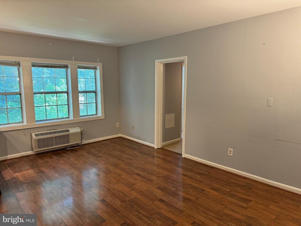 1905 N Rhodes St, Unit 39 in Arlington, VA - Building Photo