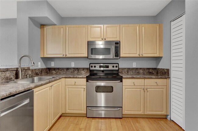 609 E Sheridan St in Dania Beach, FL - Building Photo - Building Photo