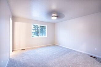 8154 W Boekel Rd in Rathdrum, ID - Foto de edificio - Building Photo