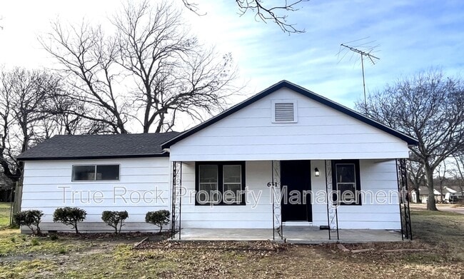 property at 631 N Hickory Ave