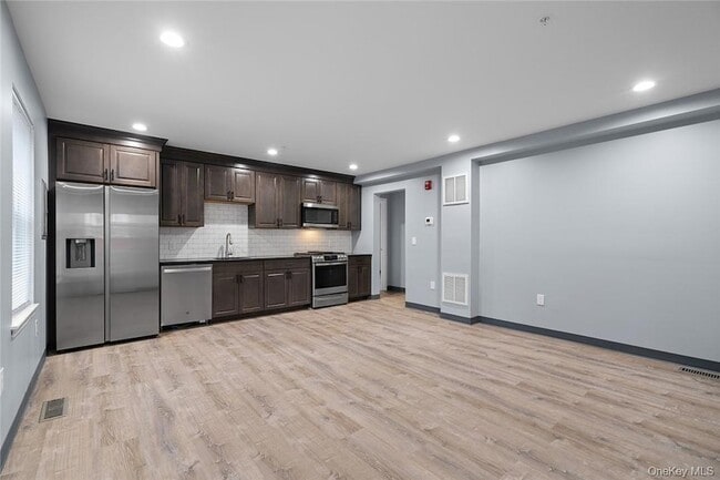 20 Oak St, Unit 2 in Walden, NY - Building Photo - Building Photo
