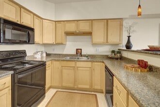 Park Plaza II in Anchorage, AK - Foto de edificio - Building Photo