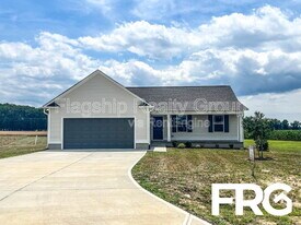 102 Michael Thomas Pl in La Grange, NC - Building Photo