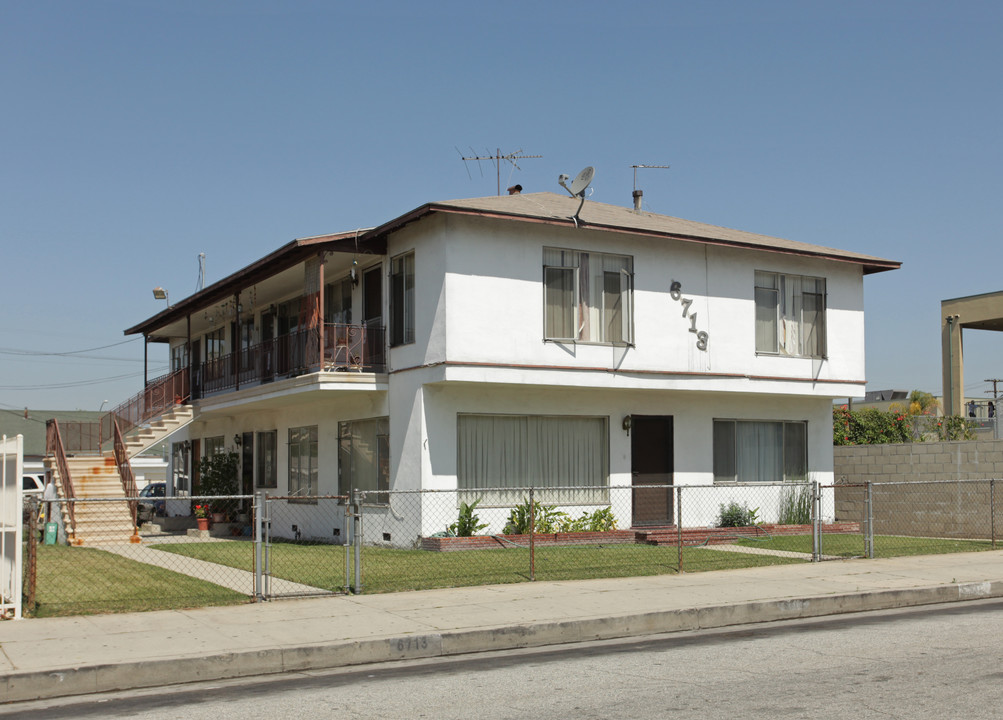 6713 Middleton St in Huntington Park, CA - Building Photo