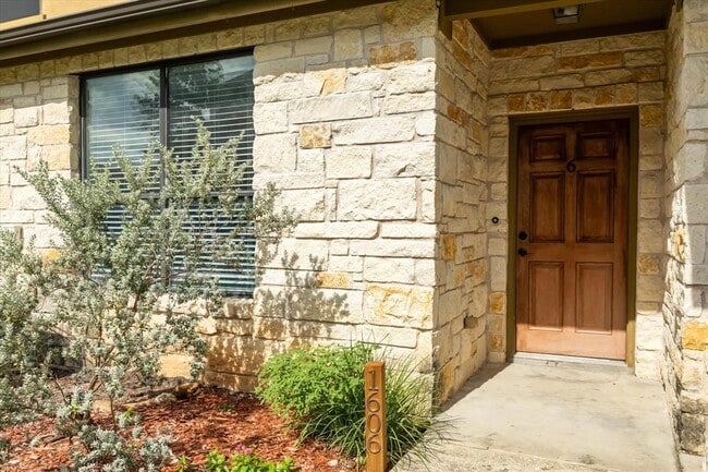 2101 Town Centre Dr in Round Rock, TX - Building Photo - Building Photo