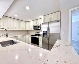 800 Parkview Dr in Hallandale Beach, FL - Building Photo