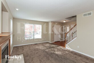 7568 Sycamore Woods Ln in Hamilton, OH - Foto de edificio - Building Photo