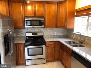 14210 Autumn Cir in Centreville, VA - Building Photo - Building Photo