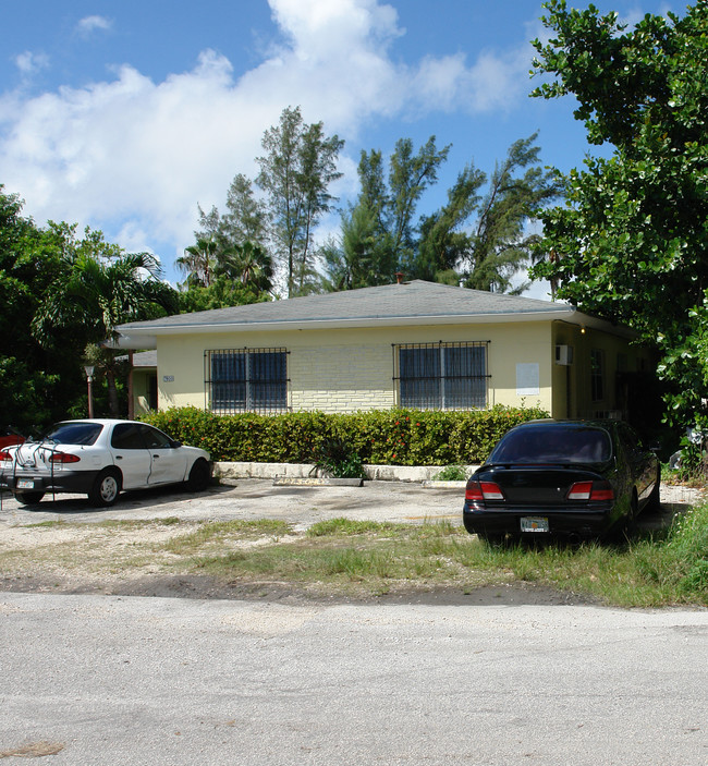 7800 NE 10th Ct in Miami, FL - Foto de edificio - Building Photo