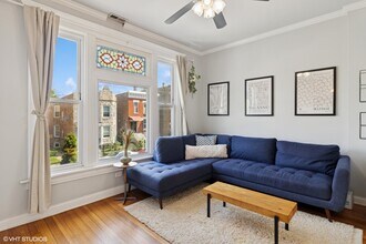 2515 W Augusta Blvd in Chicago, IL - Building Photo - Building Photo