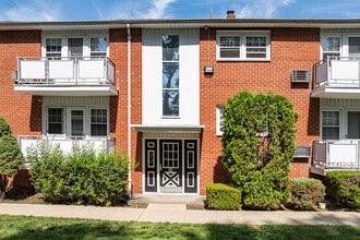 Buckingham Court Gardens in Nanuet, NY - Foto de edificio - Building Photo