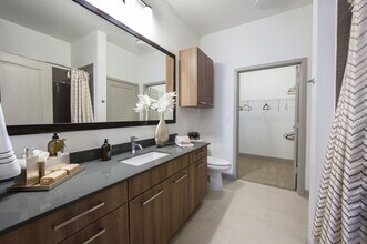 2111 Westheimer Rd in Houston, TX - Foto de edificio - Building Photo