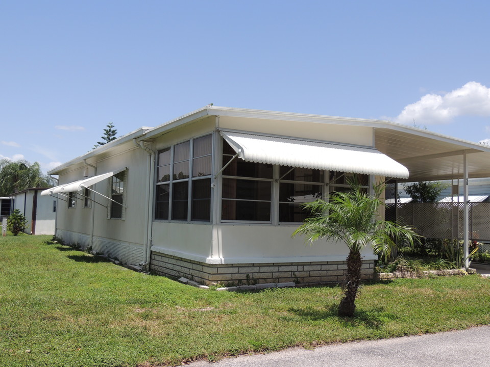 7331 Malaga Ave in New Port Richey, FL - Foto de edificio