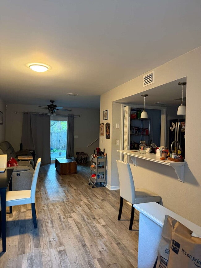 7665 Jana Ln S in Jacksonville, FL - Foto de edificio - Building Photo