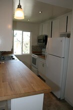 400 N Acacia Ave, Unit B22 in Fullerton, CA - Building Photo - Building Photo