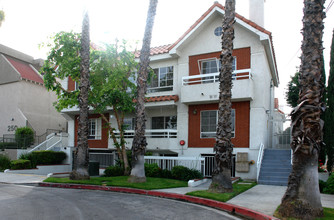 252 W Spazier Ave in Burbank, CA - Building Photo - Building Photo