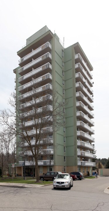 Fairy Lake Gardens in Newmarket, ON - Building Photo