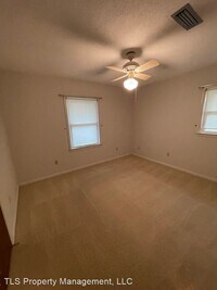 402 Colonial Dr photo'