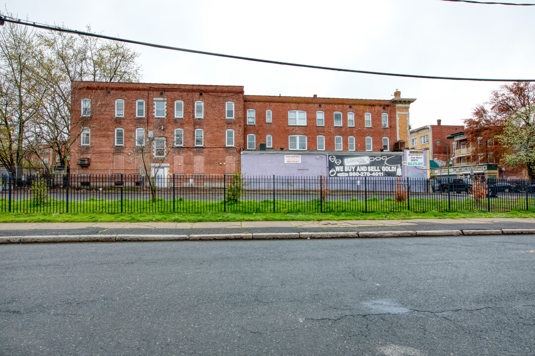 821 Park St in Hartford, CT - Foto de edificio