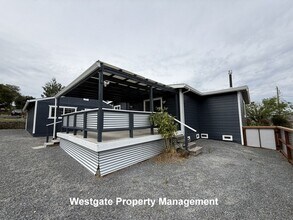 985 Eastman Ln in Petaluma, CA - Building Photo - Building Photo