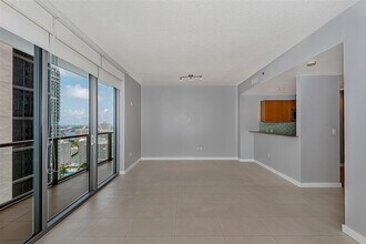 1050 Brickell Ave, Unit 2822 in Miami, FL - Building Photo - Building Photo