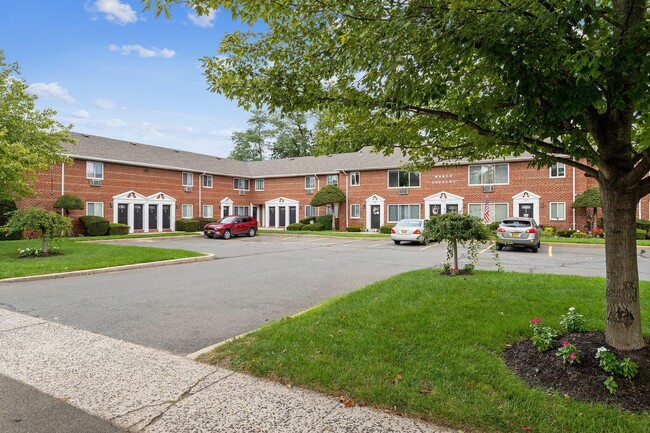 Bellmore Manor Gardens in North Bellmore, NY - Foto de edificio - Building Photo