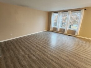 5184 Meadow Crest Cir in Holly, MI - Foto de edificio - Building Photo