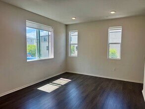 5208 Surfwalk Wy in San Diego, CA - Building Photo - Building Photo