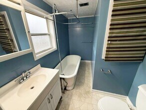 7402 Park Ln-Unit -Unit 3 in Cleveland, OH - Building Photo - Building Photo