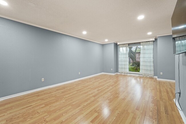 property at 1383 Country Pl Dr
