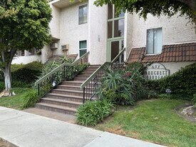 409 Burchett St, Unit 110 in Glendale, CA - Building Photo
