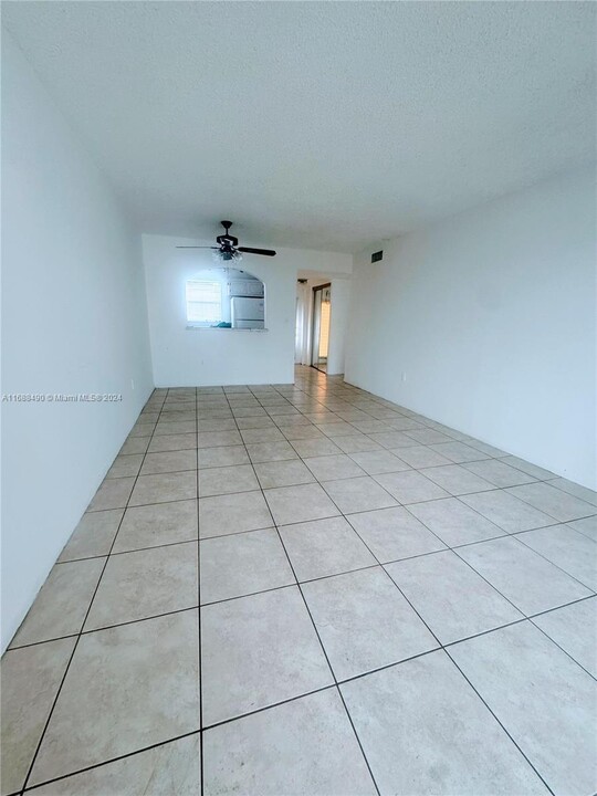 8220 Sunrise Lakes Blvd in Sunrise, FL - Building Photo