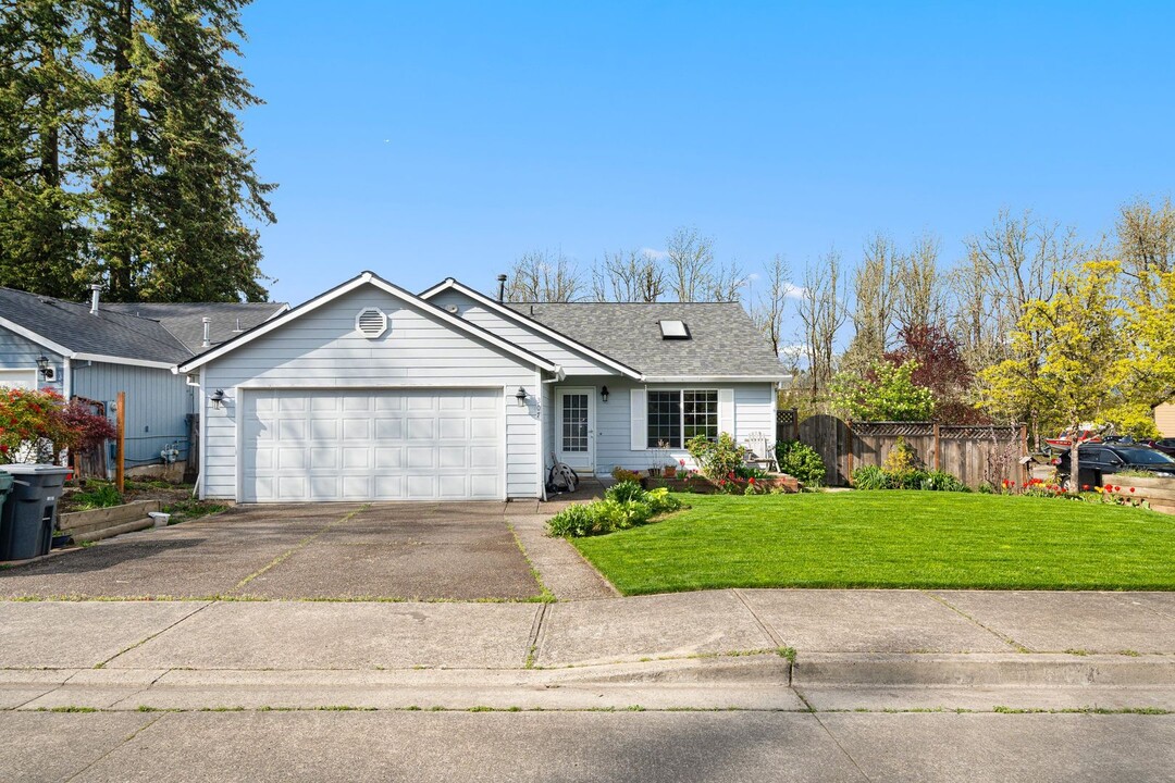 307 NW Angela Ln in Hillsboro, OR - Foto de edificio