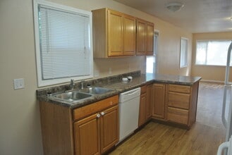 1040 W Central Ave in Minot, ND - Building Photo - Building Photo