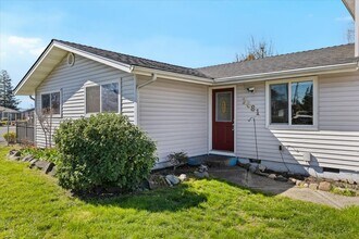 7681 Garrison Ave in White City, OR - Building Photo - Building Photo