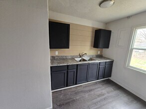 513 SE Pinecrest Dr in Topeka, KS - Building Photo - Building Photo