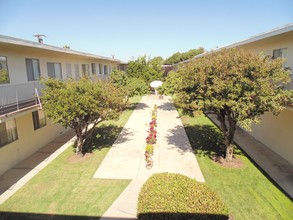 Twin Oaks Apartments in Lomita, CA - Building Photo - Building Photo