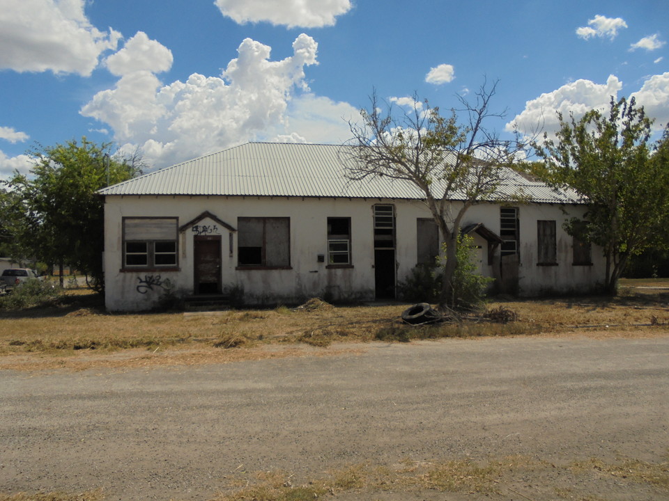 401 Margaret St in Kenedy, TX - Building Photo